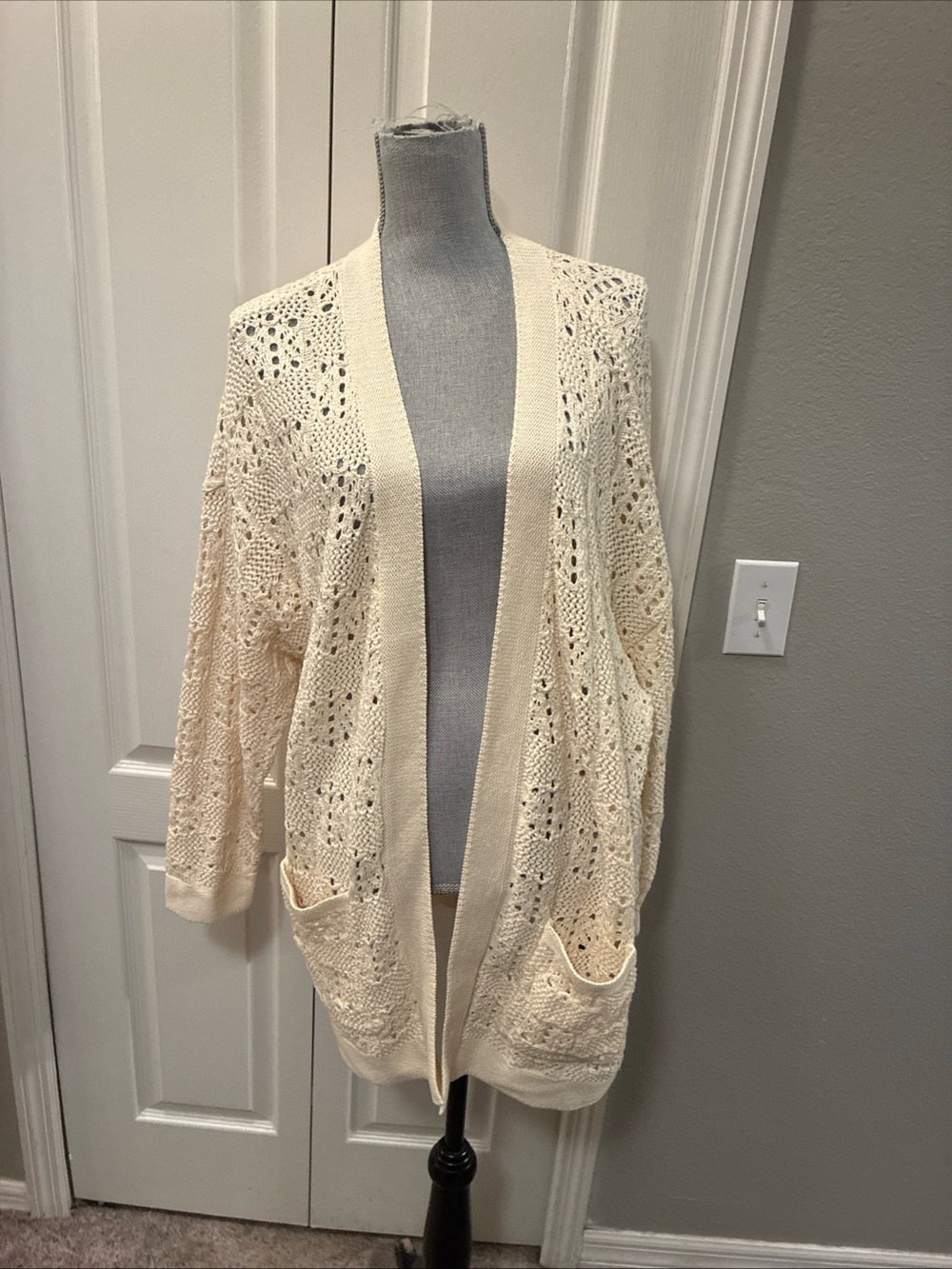 Frye ladies vanilla ice cream cardigan sweater size XL